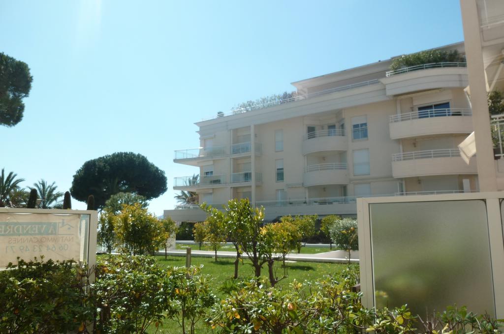 Cannes Seafront Haven: Modern 2-Bed Apartment with Pool Exterior photo