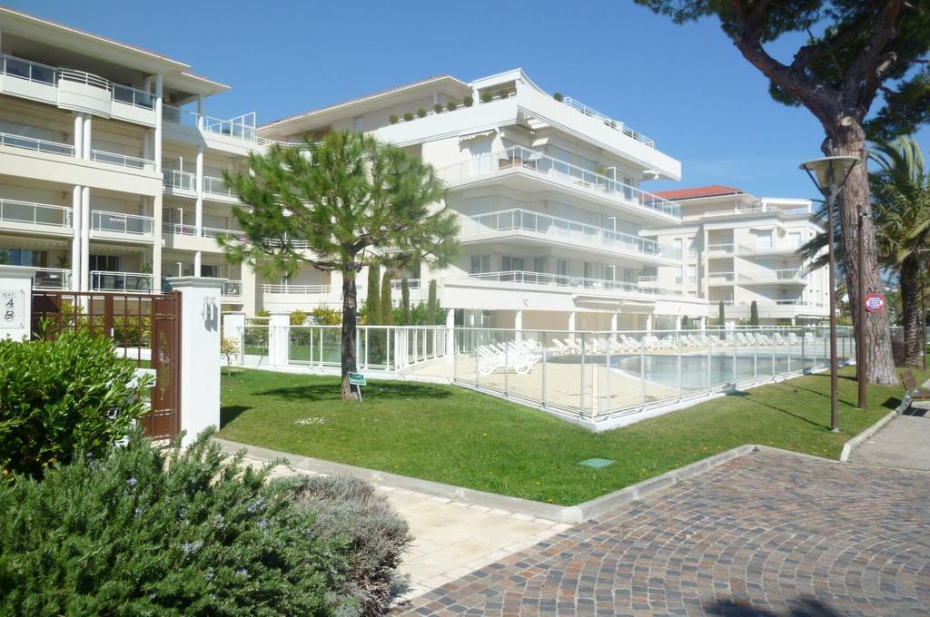 Cannes Seafront Haven: Modern 2-Bed Apartment with Pool Exterior photo