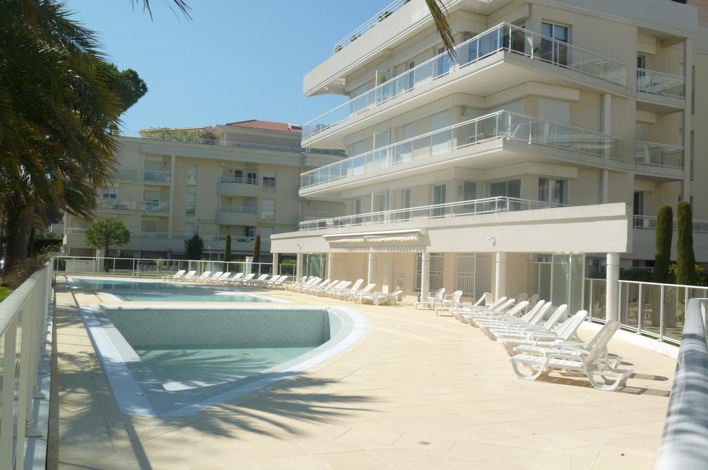 Cannes Seafront Haven: Modern 2-Bed Apartment with Pool Exterior photo