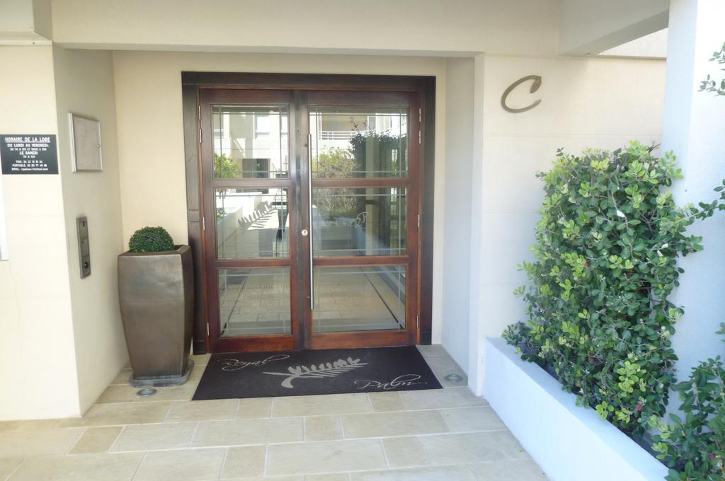 Cannes Seafront Haven: Modern 2-Bed Apartment with Pool Exterior photo