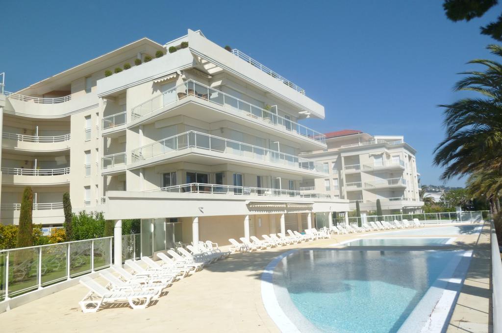 Cannes Seafront Haven: Modern 2-Bed Apartment with Pool Exterior photo