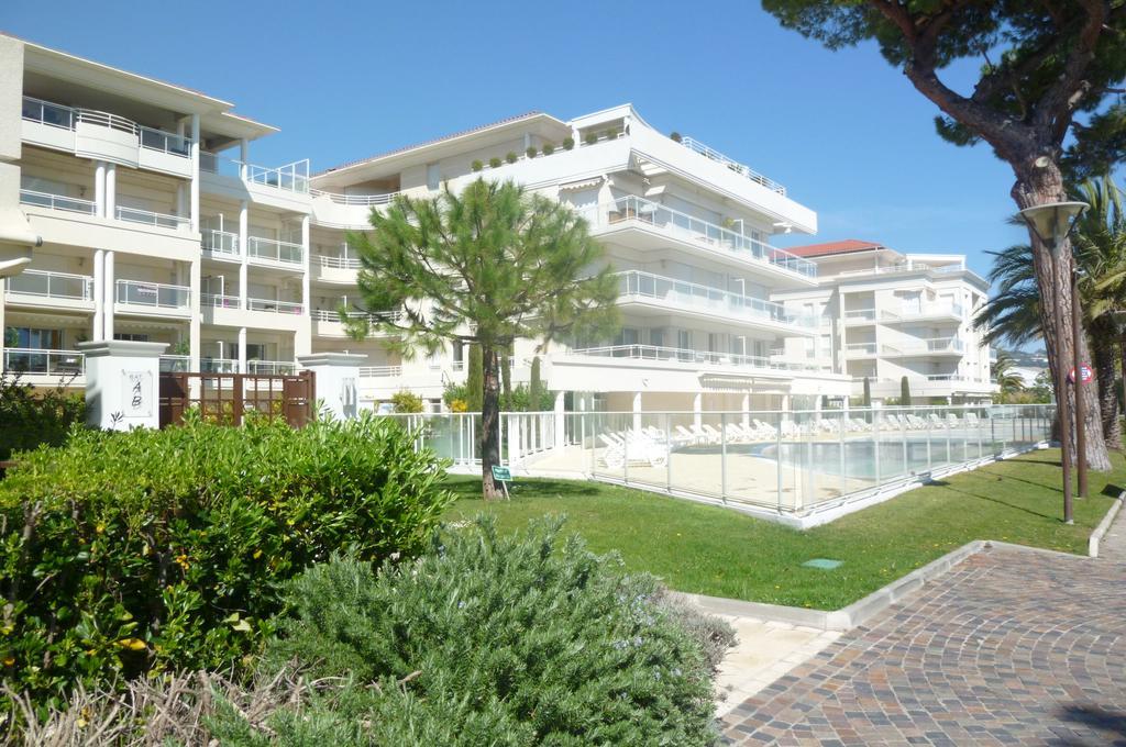 Cannes Seafront Haven: Modern 2-Bed Apartment with Pool Exterior photo