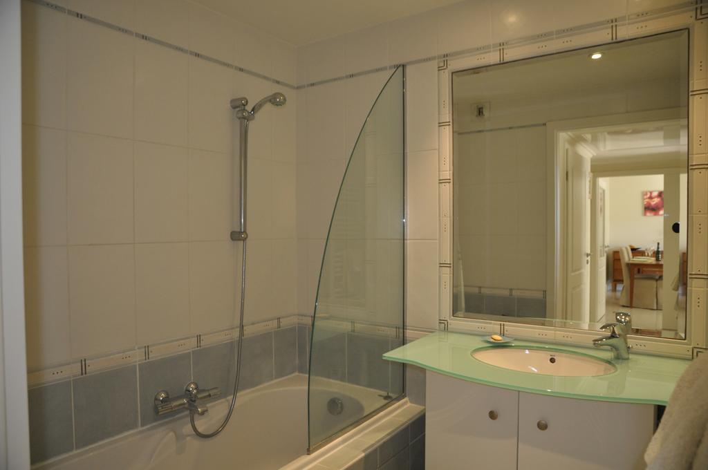 Cannes Seafront Haven: Modern 2-Bed Apartment with Pool Exterior photo