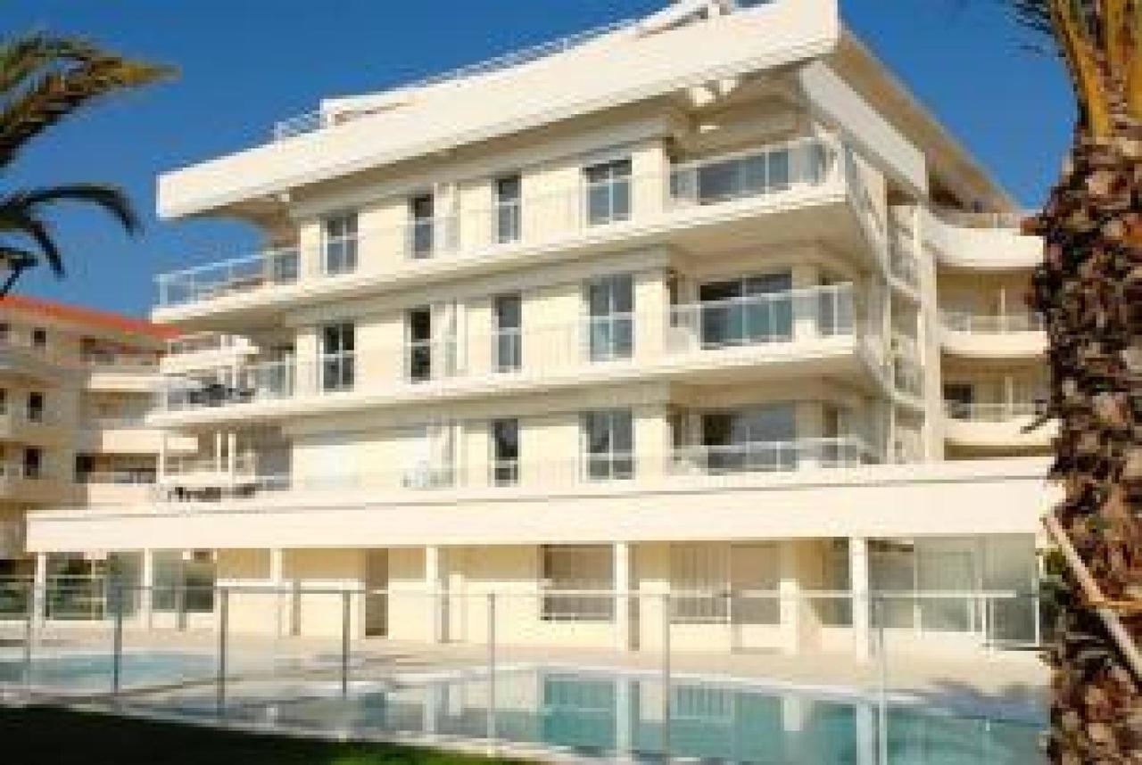 Cannes Seafront Haven: Modern 2-Bed Apartment with Pool Exterior photo