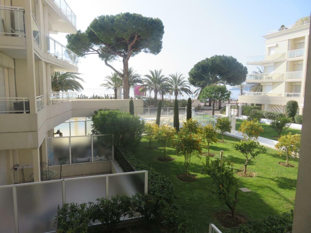 Cannes Seafront Haven: Modern 2-Bed Apartment with Pool Exterior photo
