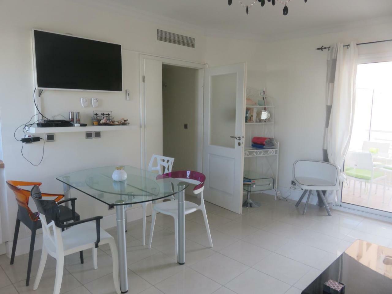 Cannes Seafront Haven: Modern 2-Bed Apartment with Pool Exterior photo