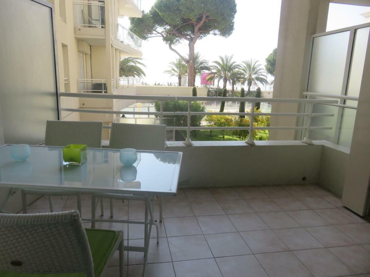 Cannes Seafront Haven: Modern 2-Bed Apartment with Pool Exterior photo