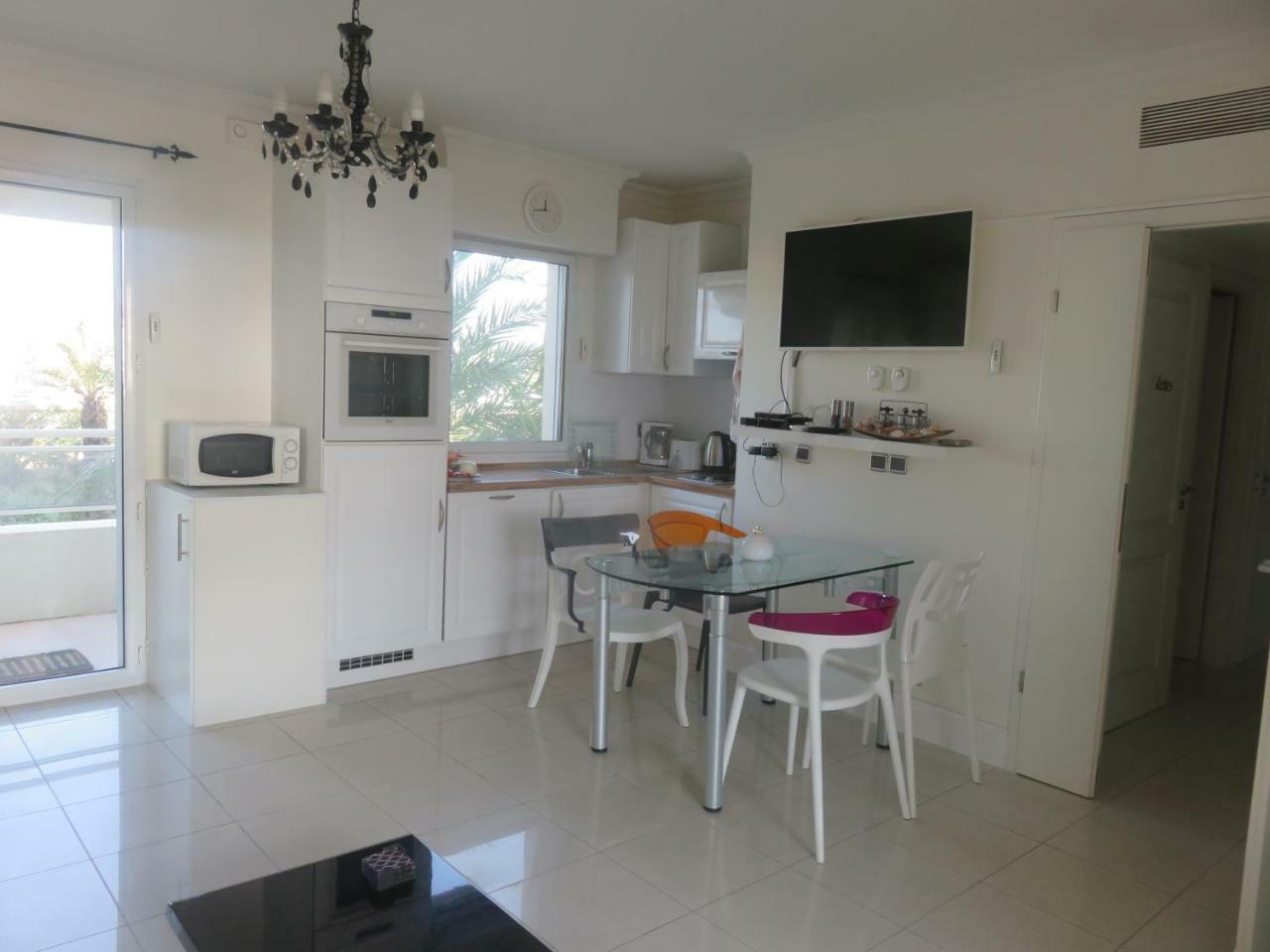 Cannes Seafront Haven: Modern 2-Bed Apartment with Pool Exterior photo
