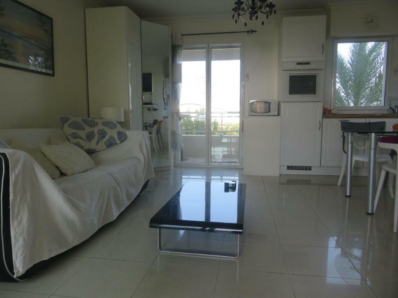 Cannes Seafront Haven: Modern 2-Bed Apartment with Pool Exterior photo